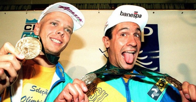 fernando-scherer-e-e-gustavo-borges-mostram-as-medalhas-conquistadas-por-eles-nos-jogos-olimpicos-de-atlanta-1996-1338411292159_956x500