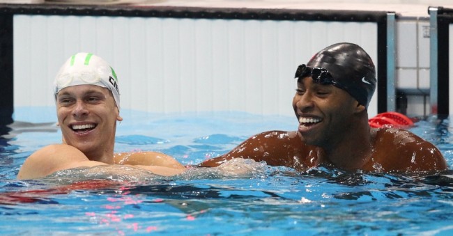 cesar-cielo-e-o-americano-cullen-jones-se-cumprimentam-apos-a-primeira-semifinal-dos-50-m-livre-1343933011134_956x500