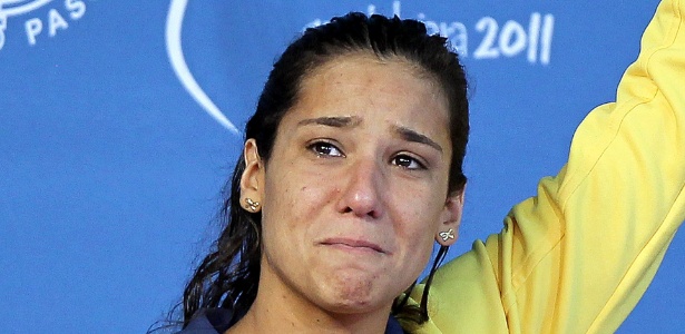 joanna-maranhao-chora-no-podio-apos-ficar-com-a-medalha-de-prata-nos-400m-medley-dos-jogos-pan-americanos-de-guadalajara-15102011-1318730709470_615x300